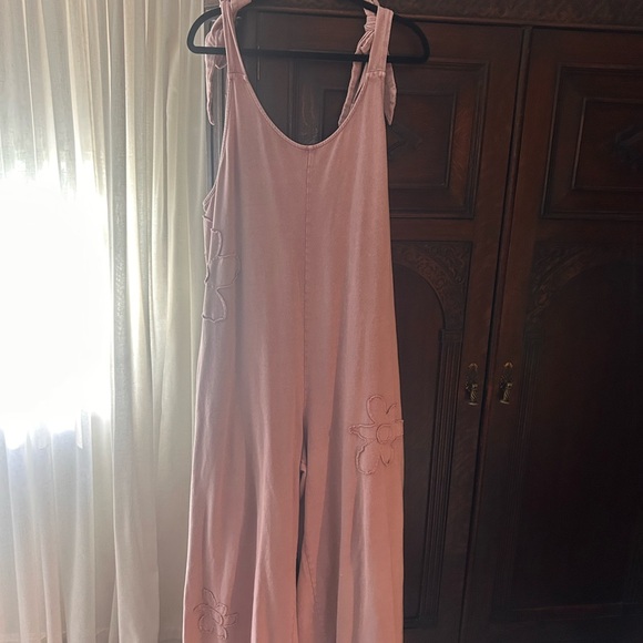 Boutique Easel Mauve Floral Tie-Shoulder Jumpsuit overalls pink purple rose M L - Picture 3 of 5